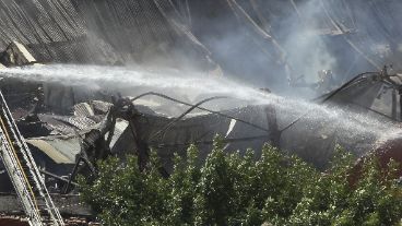 Los bomberos trabajando en el lugar.