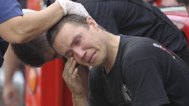 El dolor de los bomberos ante la muerte de sus compañeros.