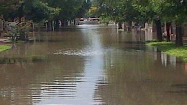 En muchas zonas de Bell Ville el agua salió de su cauce.