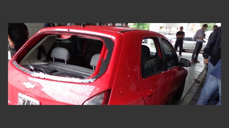 El auto en el que se movilizaban los jóvenes atacados.