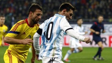 Messi busca escapar. Leo estuvo intermitente.