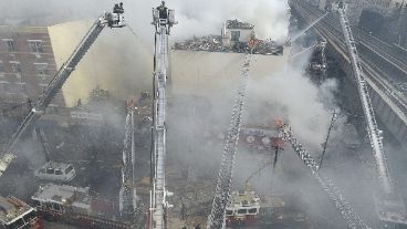 Bomberos trabajando en el lugar.