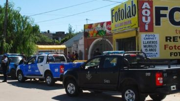 El local de Vucharchuc, rodeado de patrulleros.
