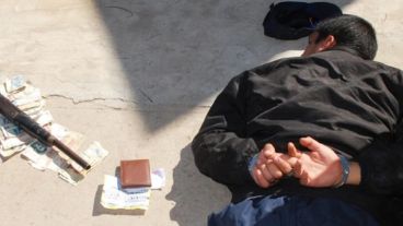 El ladrón, su arma y su botín.