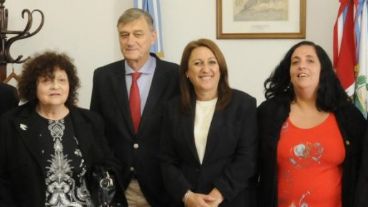 Cerrano con el presidente del Concejo, Fein y Binner, entre otros.