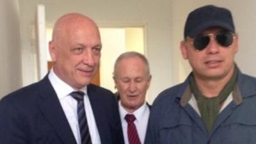 Bonfatti saluda a Berni en el operativo; atrás Lamberto.