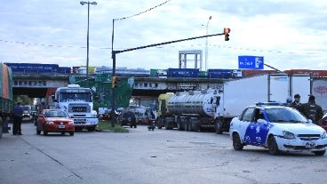 Los cortes complicaron la circulación de vehículos.