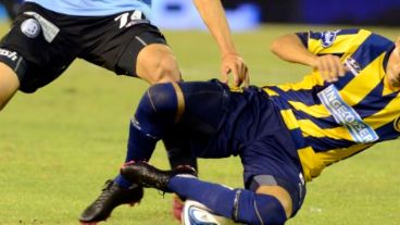 Carrizo disputa una pelota ante el duro mediocampo pirata.