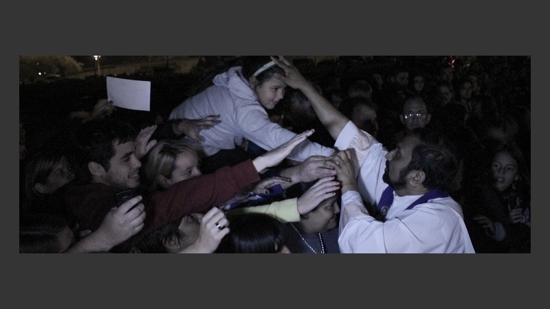 Ignacio bajó del palco y saludó a los fieles.