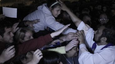 Ignacio bajó del palco y saludó a los fieles.