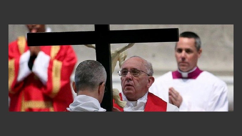 Bergoglio durante la Pasión de Cristo en la basílica de San Pedro.