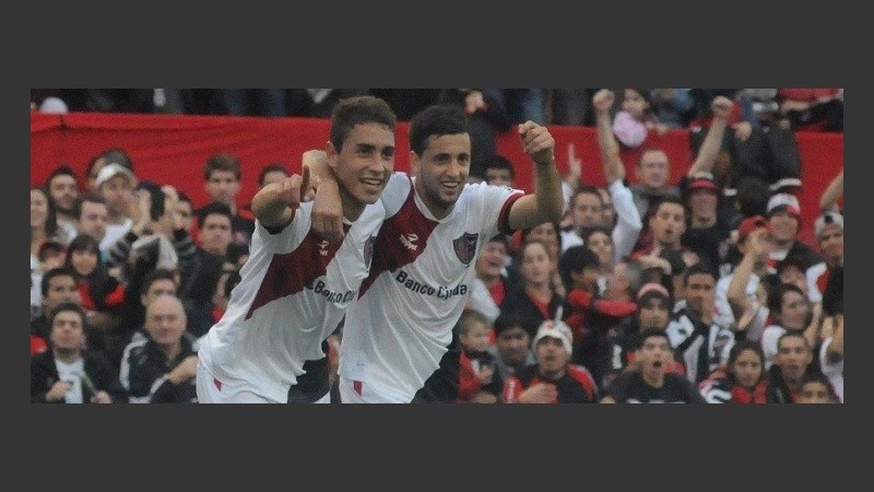 Ponce, que hizo los dos primeros, celebra con Tonso.