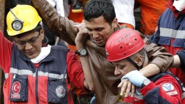 Rescatistas trabajaban a destajo.