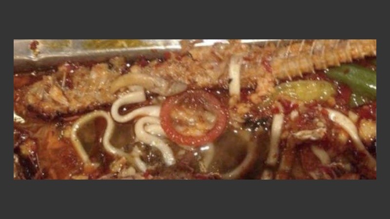 Desagradable. El preservativo encontrado entre calamares.