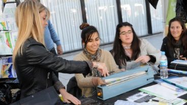 Bolsas de dormir hechas con sachets de leche.