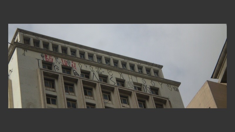 Grafitis en altura. Algo que se ve en muchos edificios de San Pablo.