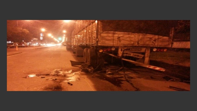 El camión contra el que impactó el Regata estaba estacionado.