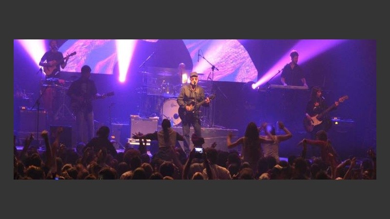 Las Pelotas celebró su primer cuarto de siglo con un show potente y pleno de climas sonoros.