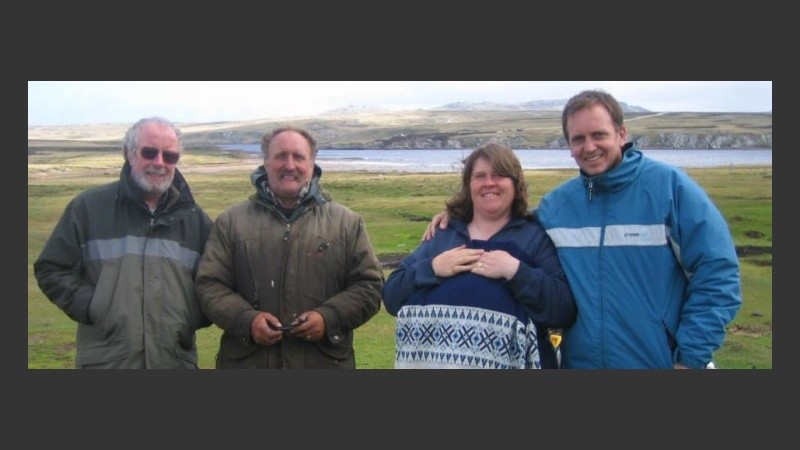 Savage (derecha) cumplió su promesa de devolver el pulóver que le salvó la vida.