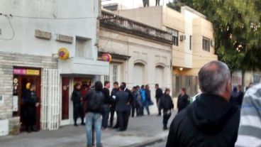 El frente del Pago Fácil sobre calle Rodríguez tras el crimen.