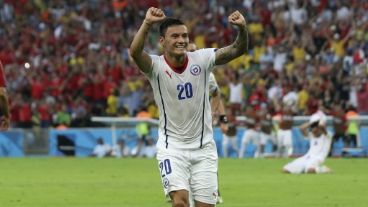 Aranguiz aprovechó un rebote de Casillas y amplió la diferencia.