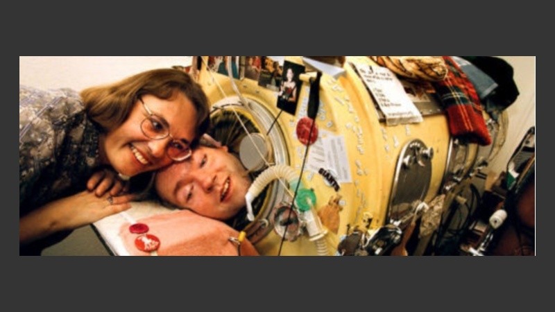 Los verdaderos Cheryl Cohen Greene y Mark O´brien. 