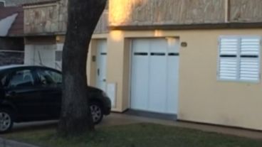 El auto y el frente de la casa en Zelaya al 1.330.