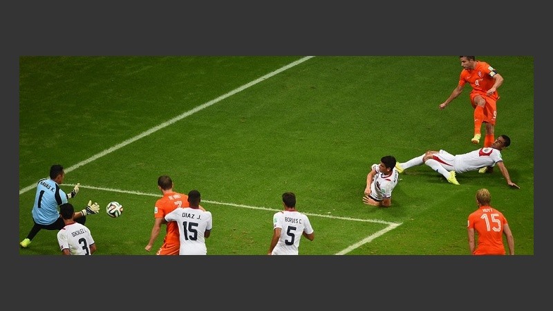Navas, arquero de los ticos, fue la figura de la cancha.