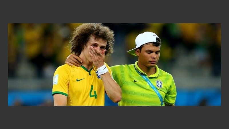 Capitanes: el que no jugó busca consolar a su compañero.