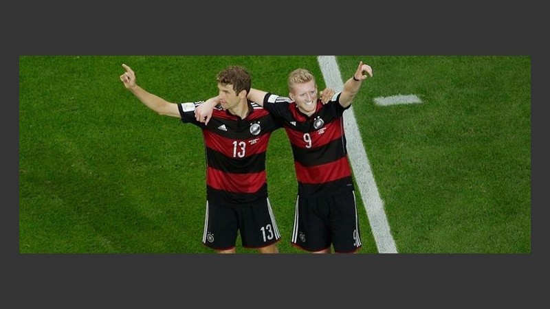 Andre Schuerrle con Thomas Mueller, dos de los goleadores. 