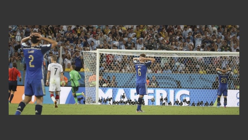 Los jugadores argentinos lamentan una de las oportunidades perdidas.