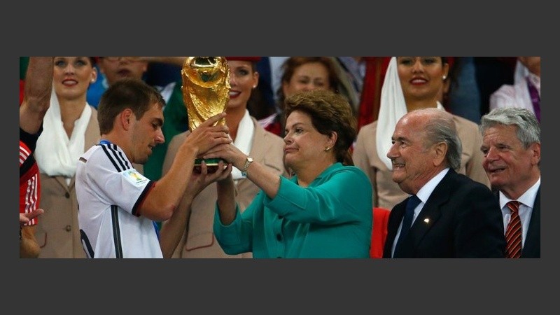 Lahm recibe la Copa de las manos de Dilma Rousseff y Joseph Blatter.