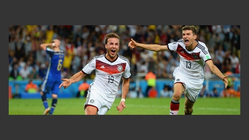 Goetze sale a gritar el gol que le valió el cuarto título a Alemania.