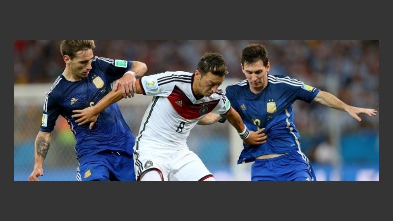Biglia y Messi luchan por la pelota.