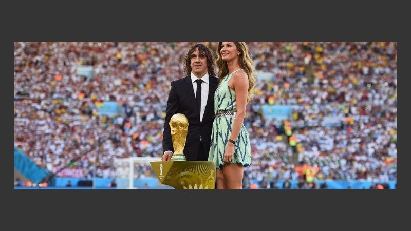 Así ingresó la Copa del Mundo al Maracaná.