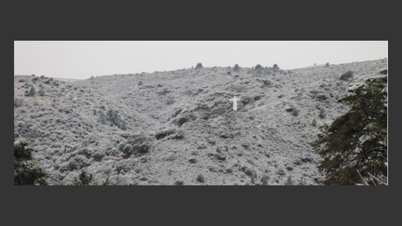 El Cristo también amaneció cubierto de nieve.