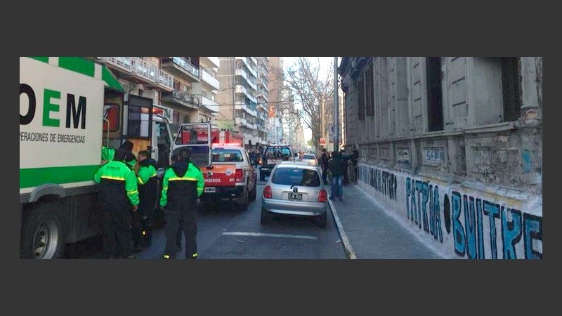 El personal de Defensa Civil en la puerta del Normal 1. 