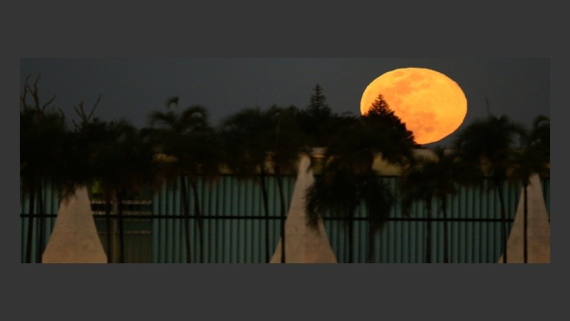 Vista de la Superluna desde el Palacio del Alvorada en Brasilia.