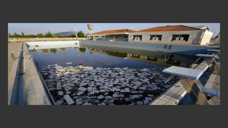 Piscinas descuidadas y fuera de uso.