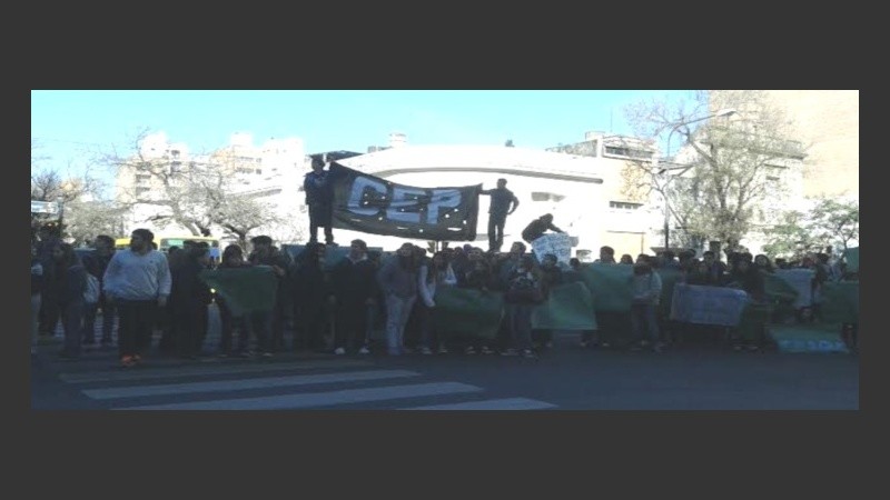 Los chicos optaron por cortar el tránsito para ser escuchados.