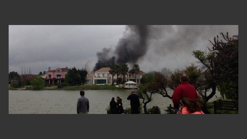 Llamas y una densa columna de humo en un área de la exclusiva zona.