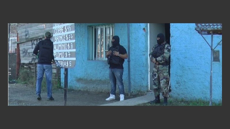 Un megaoperativo sacudió el barrio en el límite con Pérez. 