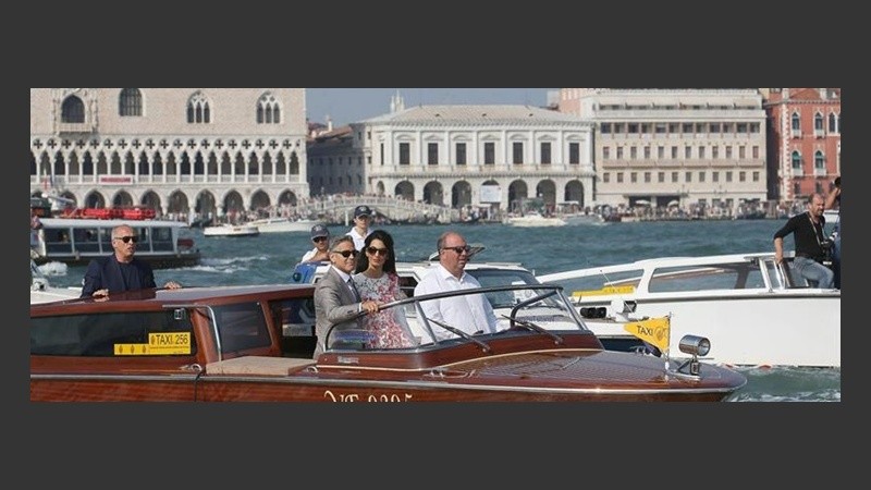 Clooney y esposa por el Gran Canal.