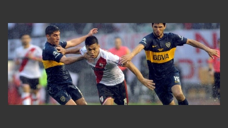 Teo se manda. El agua complicó el juego de ambos.