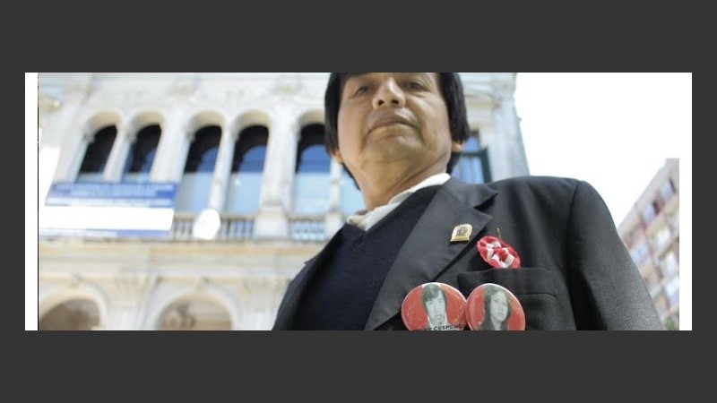 Guillermo Chapa Bayona, de la comunidad peruana, con las imágenes de las víctimas Céspedes Chung.