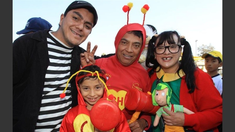 Los fanáticos de Roberto Gómez Bolaños encarnan a sus personajes durante su funeral