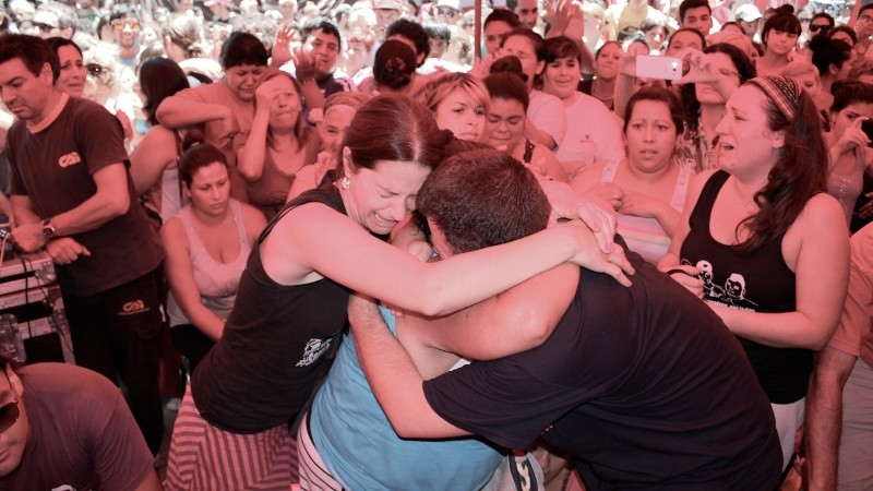 Abrazo sentido entre los familiares al conocerse la sentencia.