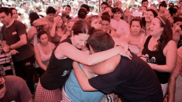 Abrazo sentido entre los familiares al conocerse la sentencia.