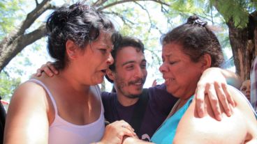 Lita Gómez, la madre del "Mono" es contenida por amigos.