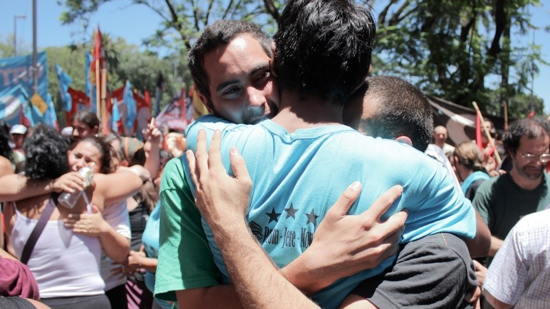 Abrazos y más abrazos.